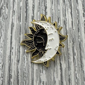 Mond und Stern Pin – Celestial Enamel – Astrologie Geschenktüte Pin