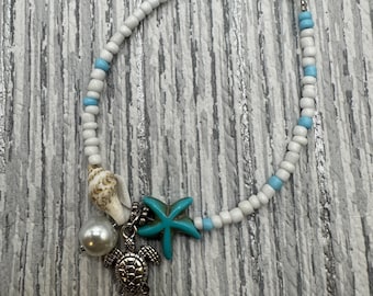 Beachy Schildkröten-Charm-Armband - Ozeanperlen-Fußkettchen/Armband mit Seestern- und Muschelakzenten