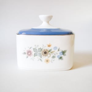 May include: A rustic wooden sign with the text "Welcome to our home" in a handwritten style. The sign is rectangular, with a distressed finish, and features a simple, inviting design. It's suitable for indoor or outdoor use.