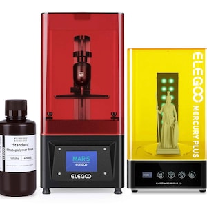 Puede incluir: Una impresora 3D roja y negra con una cubeta de resina transparente, una botella de resina fotopolimerizable blanca y una impresora 3D amarilla y negra con una cubeta de resina transparente. Ambas impresoras 3D son de la marca ELEGOO. La botella de resina está etiquetada como "Standard Photopolymer Resin" y "White 500G".