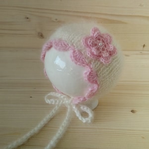 Pasgeboren muts van mohair: gebreide muts met roze bloem, fotorekwisiet
