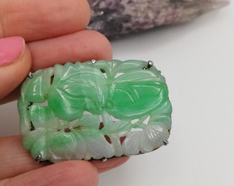 Spilla cinese antica rettangolare in giada giadeite intagliata in argento con motivo a frutta e foglie