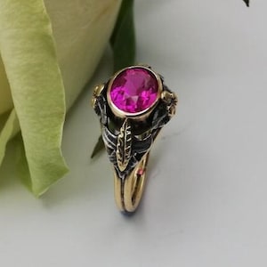 Bague en or Arts and Crafts vers 1900 avec détails en argent et rubis rose synthétique, une bague exquise !