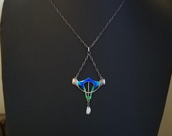 Collar colgante de plata y esmalte Art Nouveau c1900 con gota de perla barroca