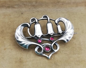 Spilla Levinger Bissinger attr c1905 Jugendstil con foglie e campanule in argento 900, con rubini / paste rosa