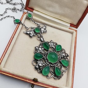 Sibyl Dunlop attr c1920 Arts and Crafts impressive necklace in silver and chrysoprase with original chains