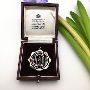 エドワード朝時代の 9 カラット ゴールドとガーネットの花のペンダント、メーカー マーク付き、イギリス、1910 年頃