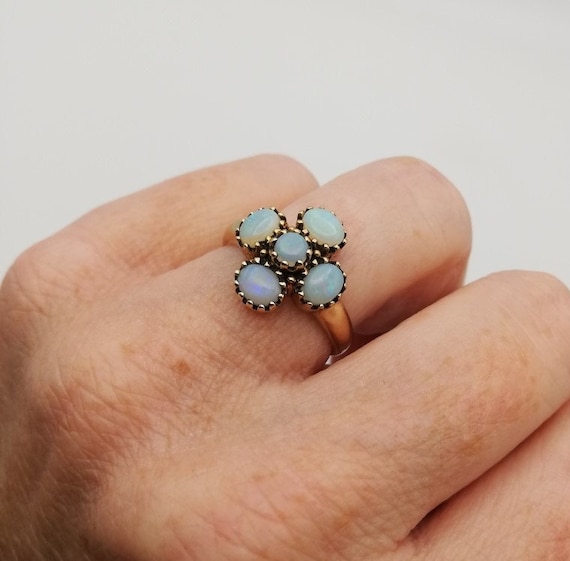 Vintage 9ct gold and opals daisy ring, fully hall… - image 1