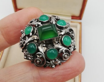 Spilla con foglie Arts and Crafts, 1920 circa, in argento e con vivida pietra di crisoprasio pan di zucchero verde mela