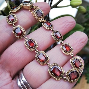 Bransoletka z 15-karatowego złota w stylu georgiańskim z płaskimi, poduszkowatymi granatami, rzadka i piękna