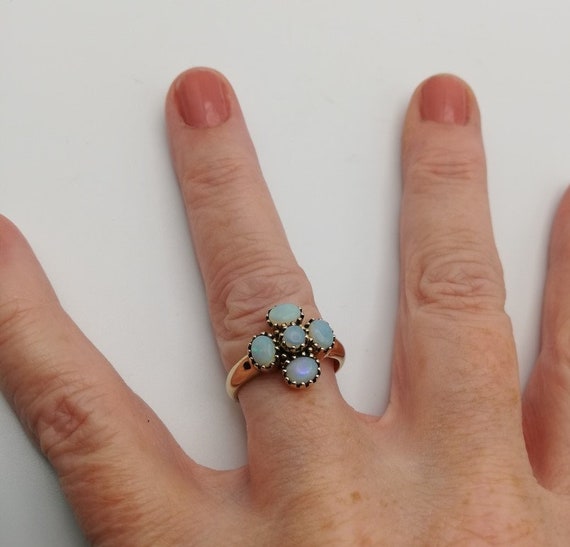 Vintage 9ct gold and opals daisy ring, fully hall… - image 4