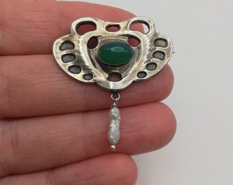 Spilla MAX GRADL Pforzheim attr JUGENDSTIL c1900 in argento e crisoprasio con goccia di perle barocche lavorate a mano