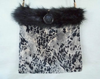 Bag in the leo-look in beige and black