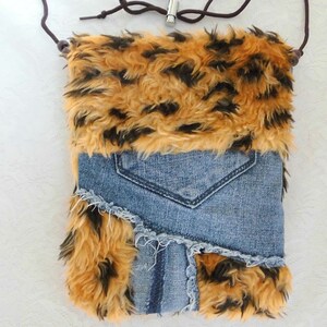 Mini Tasche aus blauen Jeans und Fellimitat