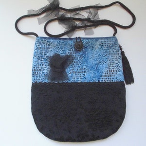 Elegante Schultertasche in schwarz und blau