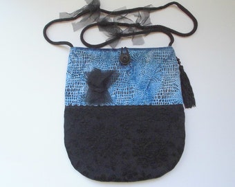 Elegant shoulder bag in black and blue