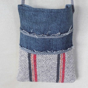 Kleine Tasche aus blauen Jeans und grauem Stoff
