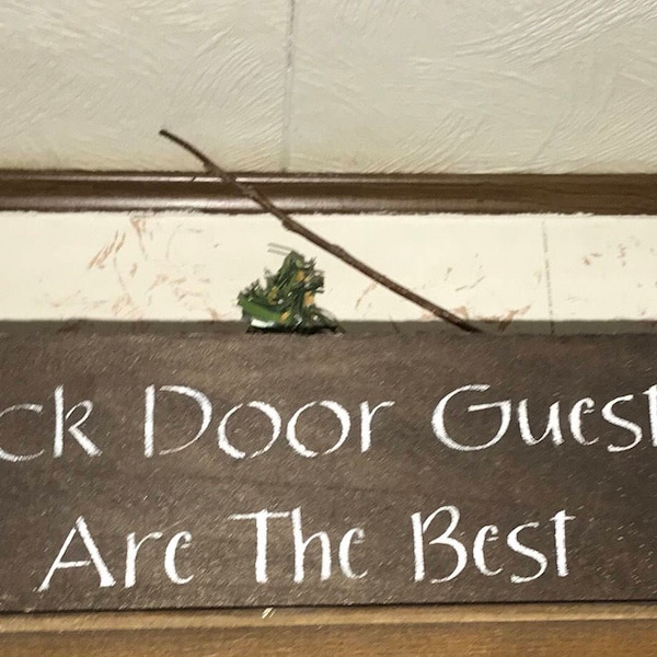 Back Door Guests Are The Best - Pallet Wood Sign - Dog Lovers Art - Rustic Wall Decor - Prim Porch Hanging - Housewarming Gift