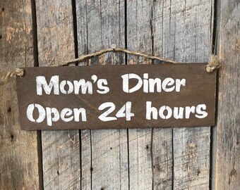 "MOM'S DINER" SIGN METAL NOVELTY WALL PLAQUE PLATE VINTAGE RETRO DECOR "MOM'S DINER" SIGN METAL NOVELTY WALL PLAQUE PLATE VINTAGE RETRO DECOR