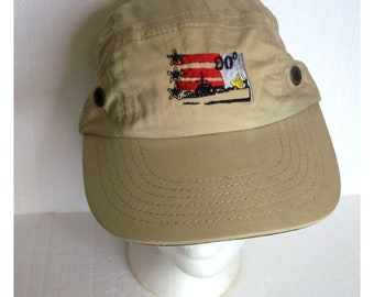 Casquette de baseball réglable West Marine Nautical Gear, drapeau brodé beige et bateau