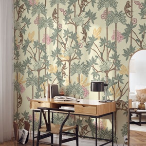 Affe Dschungel Wald Tapete • Creme, Grün, Braun, Vintage Tropische Palme, Tamarinde Lemur Gibbon Dschungel Wandbild • Eco Matte Wallpaper