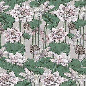 Puede incluir: Un patr&oacute;n sin costuras con flores de loto rosas, hojas verdes y delicadas lib&eacute;lulas blancas sobre un fondo gris claro.