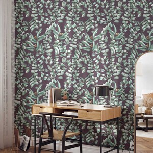 Eukalyptusblatt-Laub dunkle Aubergine Tapete • Wald Aquarell Botanisches Blatt Wandbild • Luxus Paste-the-Wall oder Peel & Stick Tapete