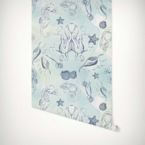 Puede incluir: Papel tapiz de tem&aacute;tica marina con un fondo de acuarela azul y blanco. El patr&oacute;n presenta caballitos de mar, estrellas de mar, conchas marinas y un pulpo.