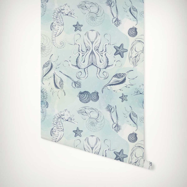 Puede incluir: Papel tapiz de tem&aacute;tica marina con un fondo de acuarela azul y blanco. El patr&oacute;n presenta caballitos de mar, estrellas de mar, conchas marinas y un pulpo.