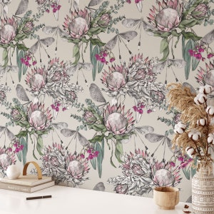 Carta da parati color talpa con protea, eucalipto e libellula • Parete con decorazioni murali floreali native • Carta da parati ecologica di lusso incolla il muro o stacca e incolla