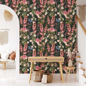 Dunkelgrüne Tapete mit Blumen und Brombeere • Vintage Aquarell Floral Botanisch • Luxus Öko-Tapete zum Einkleben der Wand oder zum Abziehen und Aufkleben