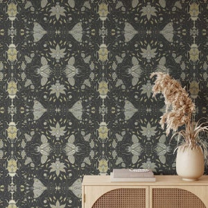 Käfer, Motten & Käfer Damast Blumen Tapete • Jugendstil Maximalist Stil • Schwarz und Gelb • Wand einkleben oder Abziehen und Aufkleben