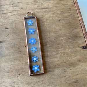 Handmade mini glass frame with pressed forget me not flowers - Thin rectangle