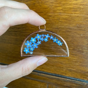 Handmade glass frame with pressed forget me not flowers - Arch shape