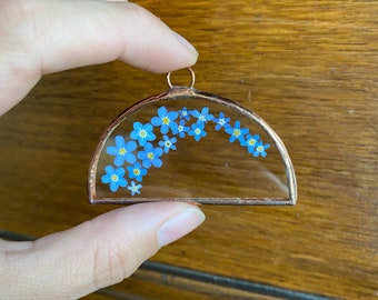 Handmade glass frame with pressed forget me not flowers - Arch shape