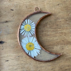 Handmade glass frame with pressed daisy flowers Moon image 2