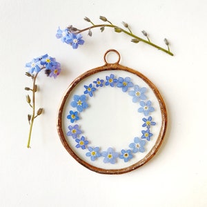 Moldura de vidro prensado em formato de círculo redondo - Forget me not - azul - Pendurado na parede