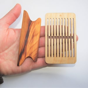 Op de afbeelding: Een houten weefgetouw met een houten kam, beide gereedschappen worden gebruikt voor het weven.