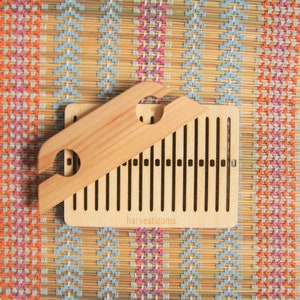 Klein weefgetouw met messenspoel, rugbandweven, tafelweefgetouw, inkt, bandweven, riemweven, kinderweefgetouw, leren weven