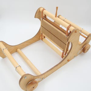 The Harvester v2 avec un métier à tisser de table - un métier à tisser pour débutants, un métier à tisser à lisses rigides, un tissage à la main, un métier à tisser à bande, à tisser à ruban, à encrer, à tapisser