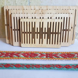 Juego de 4 lizos con ranuras para tejer bandas decorativas.