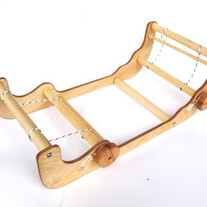 El Heddler PLUS con manivelas, telar de mesa, telar de lizos rígidos, telar de tablero, telar de tarjetas, telar pequeño, telar simple, telar de madera