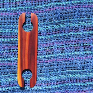 Petite navette en bois de prunier - outils de tissage, tissage, pièces de métier à tisser, inkle, artisanat médiéval, artisanat viking, tissage de cartes, tablette, tissage de bandes, ruban adhésif