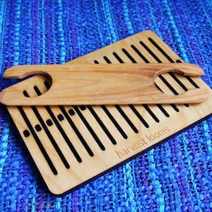 Telar de bolsillo y lanzadera - telar de peine rígido, tejido en cintura, tejido de bandas, telar de peine rígido en cintura, tejido DIY, aprende a tejer