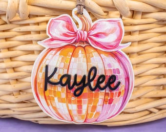 ディスコパンプキンブーバスケットタグ、ハロウィンネームタグ、パーソナライズブーバスケットタグ、カスタムハロウィンタグ、スプーキーシーズンタグ、コケットハロウィン