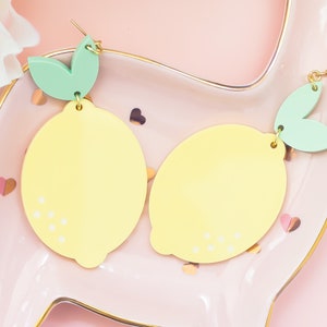Sommer Ohrringe, Pastell Zitrone Ohrringe, Obst baumelt, Geschenk für Freund, große mutige Ohrringe, Spaß Schmuck, Geschenke für sie