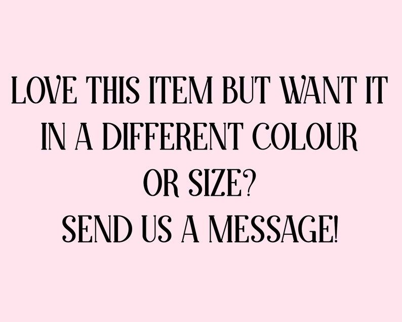 Pu&ograve; includere: Testo su uno sfondo rosa che dice: "LOVE THIS ITEM BUT WANT IT IN A DIFFERENT COLOUR OR SIZE? SEND US A MESSAGE!"