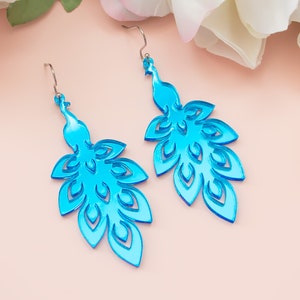 Boucles doreilles de paon, cadeaux de paon, boucles doreilles en acrylique pendantes, cadeau pour ami, grandes boucles doreilles audacieuses, bijoux amusants, cadeaux pour elle, bijoux de cadeau de soi image 2