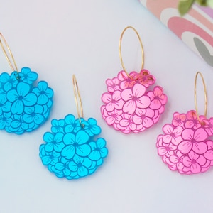 Créoles hortensia rose : pendentifs fleurs bleues en acrylique