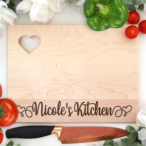 Tabla de cortar personalizada, tabla de cortar grabada con el nombre de la cocina, regalo para cocinero o panadero, regalo para mamá, tabla de cortar con forma de corazón, regalo para nuevo propietario